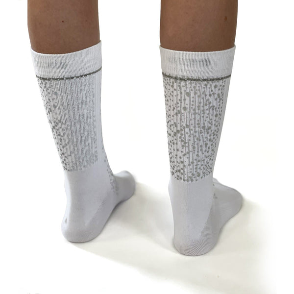 Power through your workout with Reflective Socks. The thick terry sole gives you extra comfort for foot-drills and lifts, while a ribbed arch band wraps your mid-foot for a supportive feel.