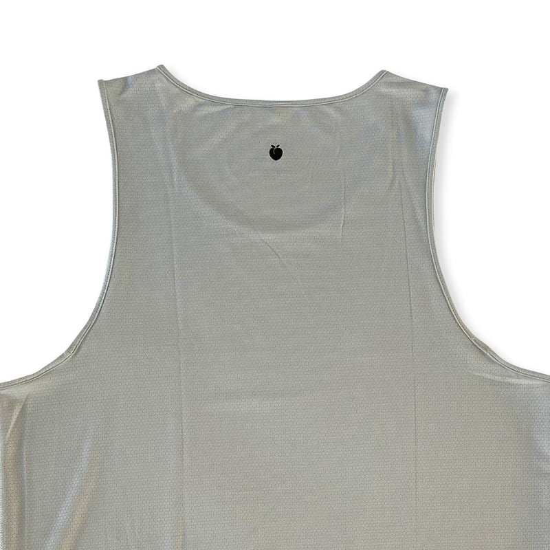 Constructed from our signature Silver-Tech fabric, this tank features an extended scallop hem to minimize shirt ride up when jumping, squatting, and stretching.